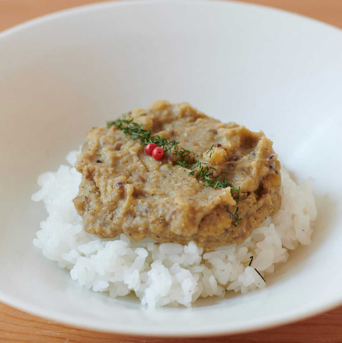 着色しないヘルシーなスパイスカレーで矯正カレーライフを楽しもう！「豆のビーガンカリー」のご紹介